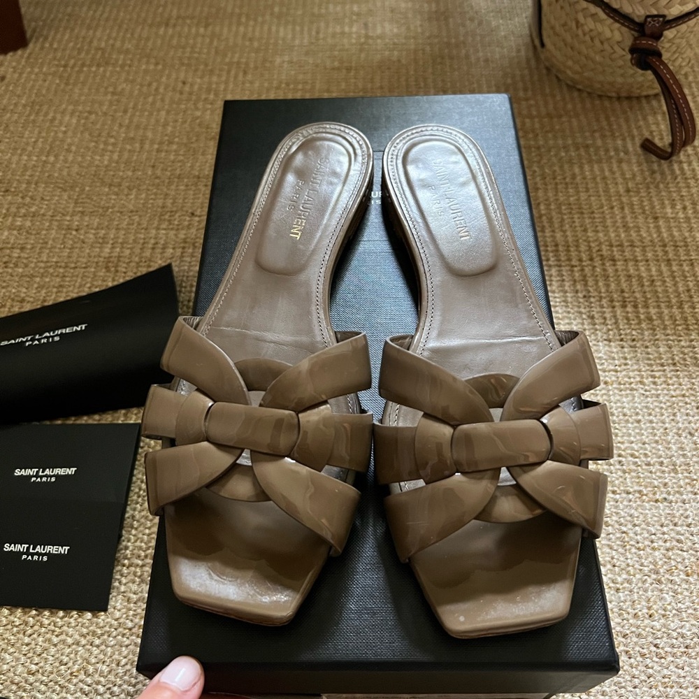 YSL YVES SAINT LAURENT flat sandal tribute in mushroom patent leather rare color